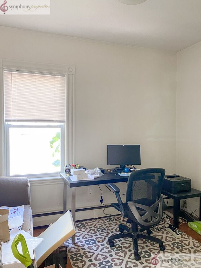 Building Photo - 3 bed with office in Brookline