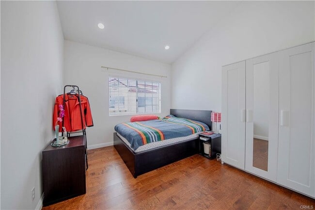 Building Photo - 410 W 220th St