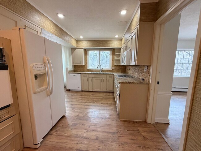 Building Photo - Gorgeous 2+ Bedroom 2 Bathroom Home $1995