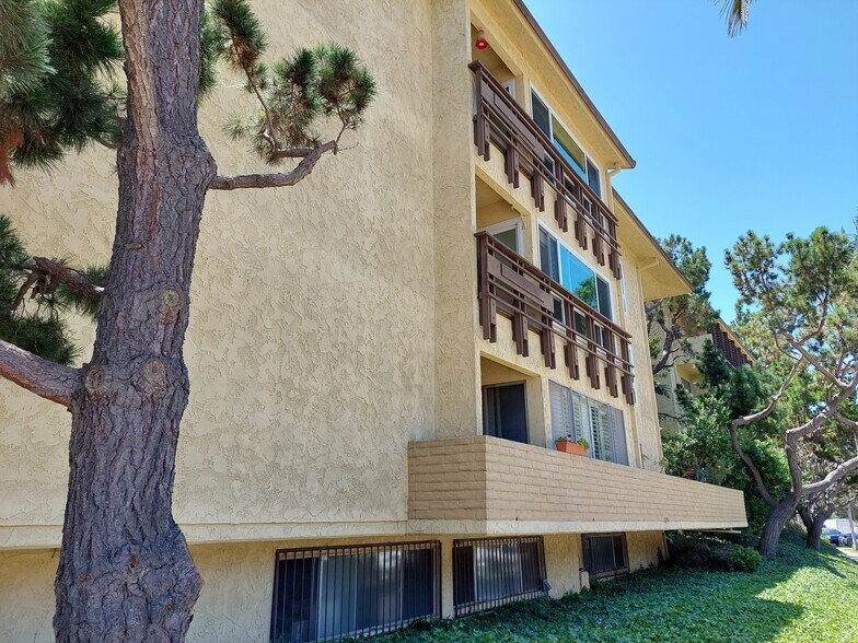 Condi is second-floor - 5600 Kensington Way