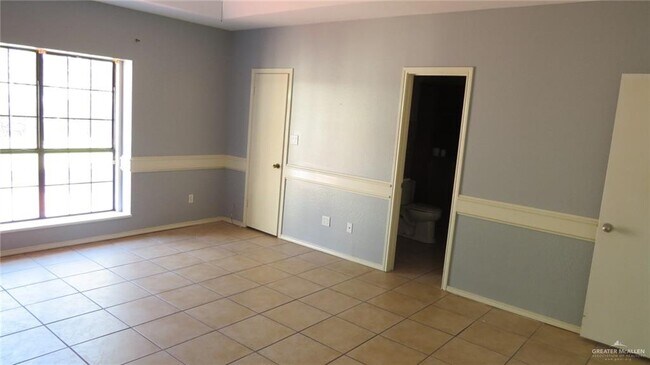 Building Photo - 1414 W Del Mar St