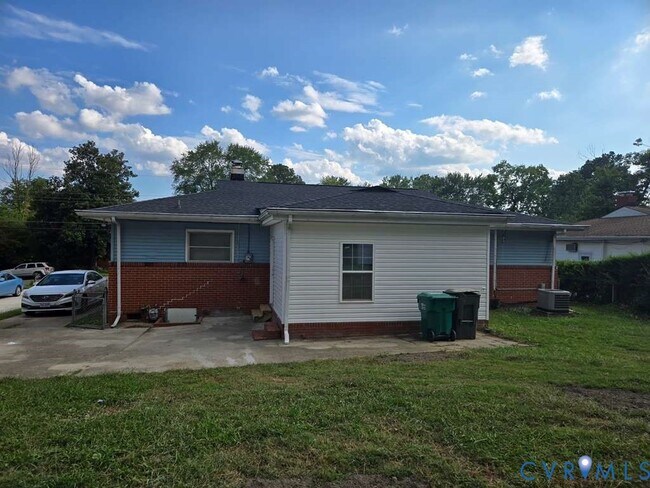 Building Photo - 2604 Sunnybrook Rd