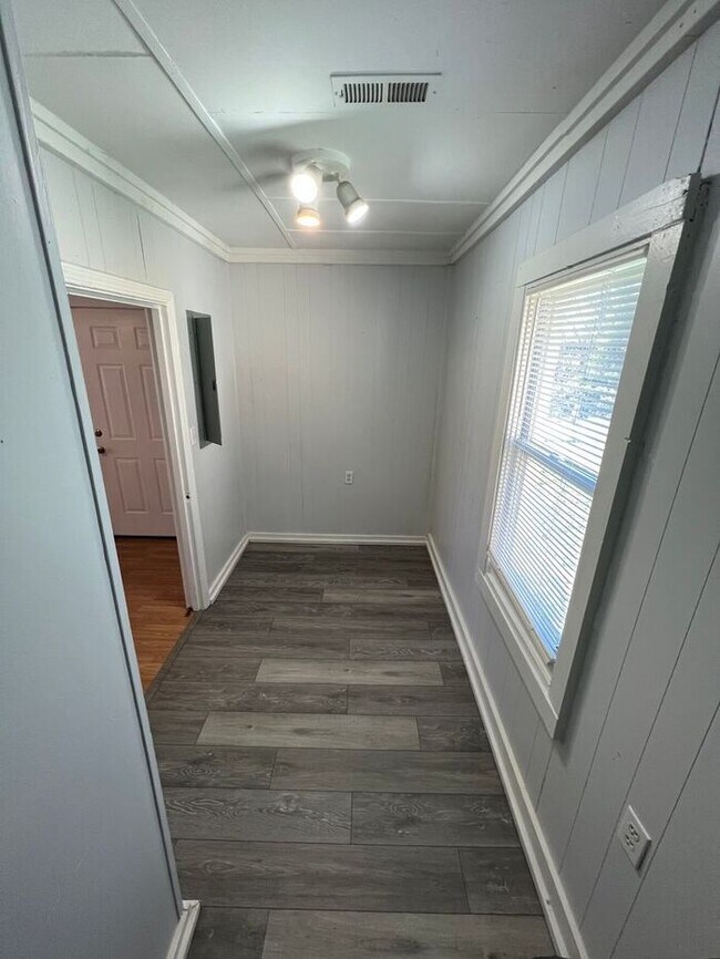 Building Photo - Remodeled spacious home in great location!