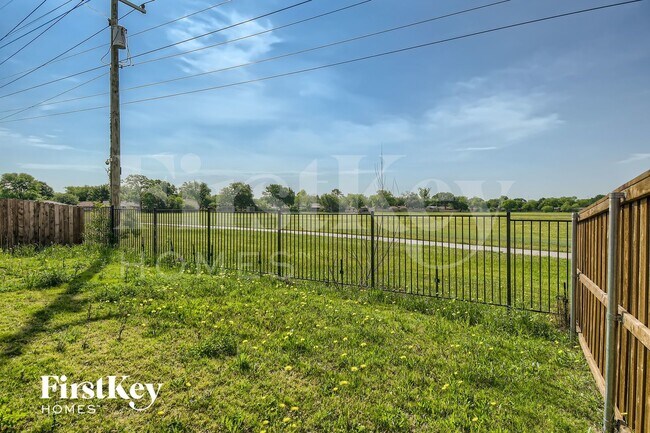 Building Photo - 7360 Parkside Pl Dr