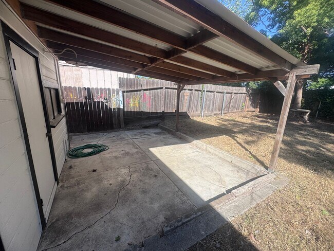 Building Photo - 2-Bedroom Home in the State Streets!