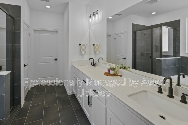 Building Photo - 702 Charity Dr