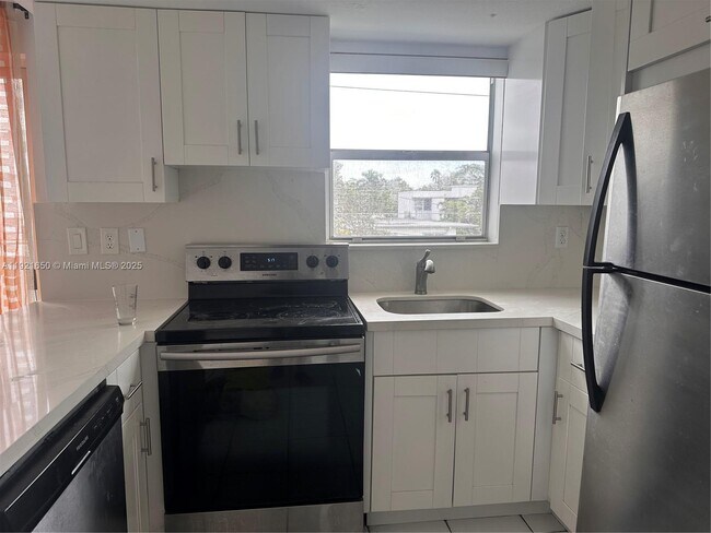 Building Photo - 3052 SW 27th Ave