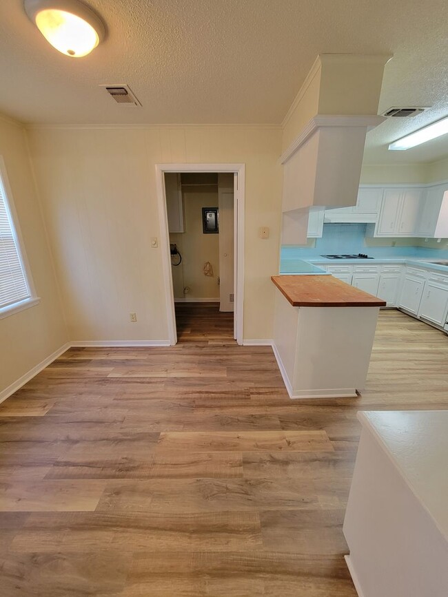 Building Photo - Bryan - 4 Bedroom - 2 bath - 2 story House with attached garage