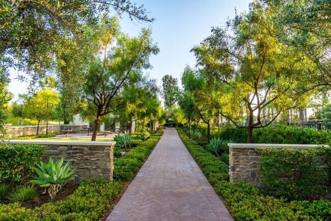 Building Photo - Thoughtfully Renovated 3 Bed, 2.5 Bath Sin...