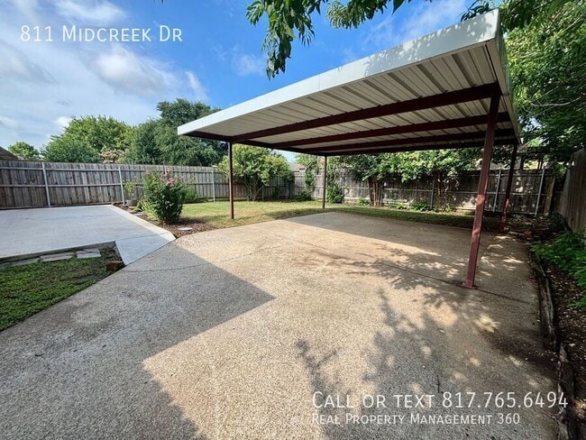 Building Photo - 811 Midcreek Dr