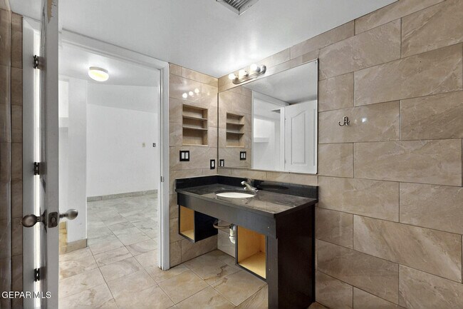 Building Photo - 540 S Yarbrough Dr