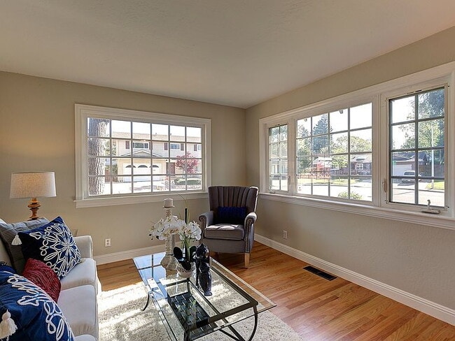 Building Photo - "Spacious 3-Bedroom Retreat with 2 Full Baths in Charming Pleasanton!"