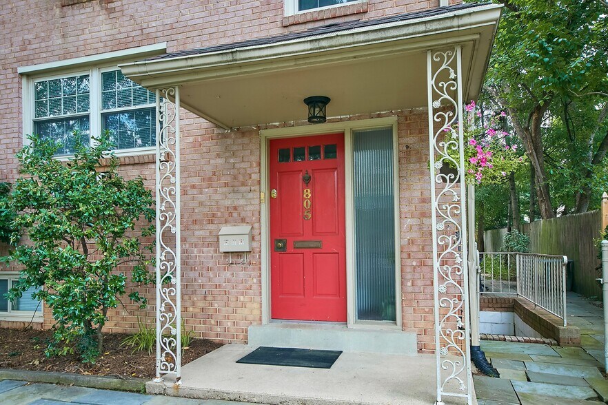 Covered entry for your packages - 805 23rd St S