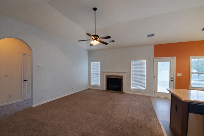 Building Photo - 3 bedroom 2 bath Gem in Hidden Springs Subdivision