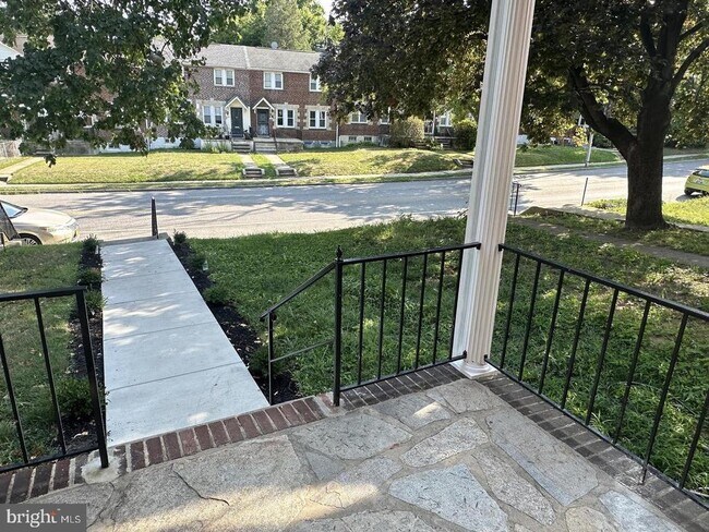 Building Photo - 744 E Cold Spring Ln