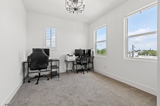 Building Photo - 320 15th St N