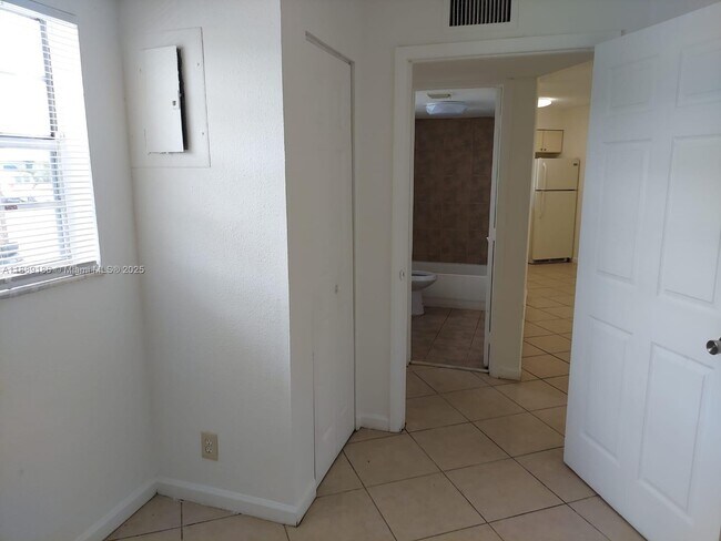 Building Photo - 978 SW 10th Dr