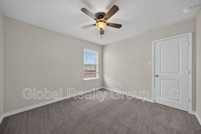 Building Photo - 515 Diamond Shls