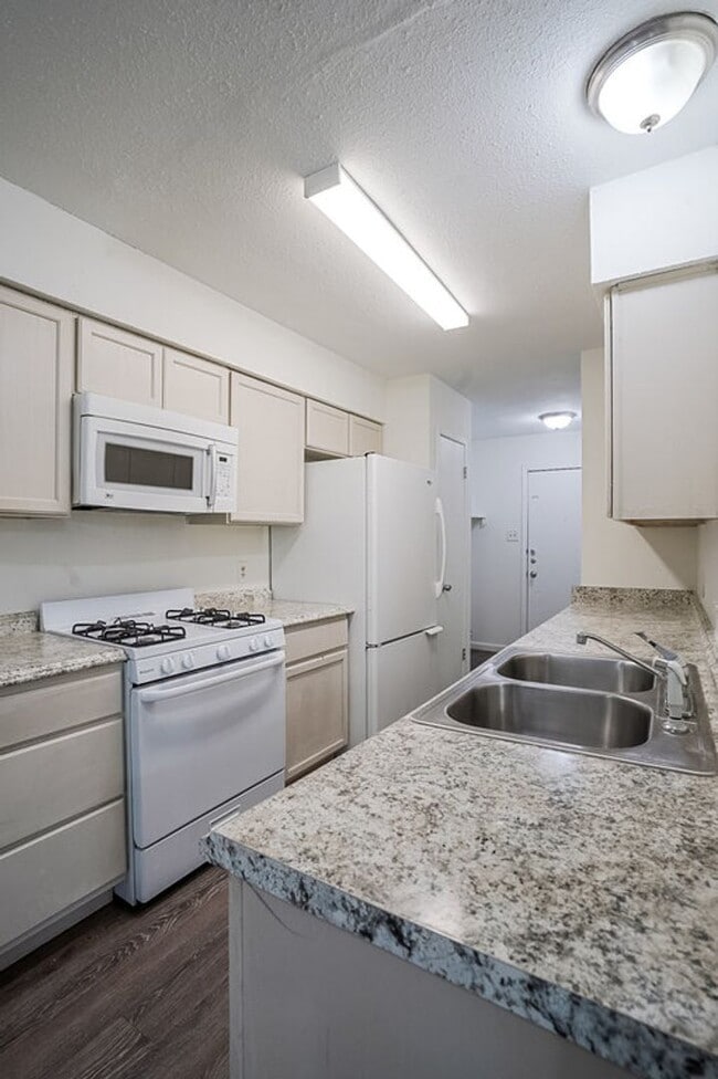 Building Photo - 701 Country Aire Dr