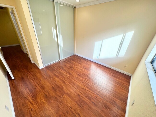 Building Photo - *** Charming 4 bed 3.5 bath Alhambra Townhome ***
