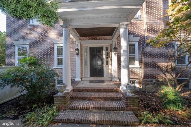 Building Photo - 709 E 20th St