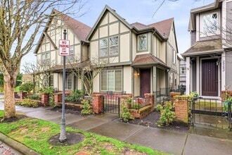 Building Photo - Just Listed!! 2 Bedroom, 2.5 Bathroom Townhouse in Arbor Villebois!