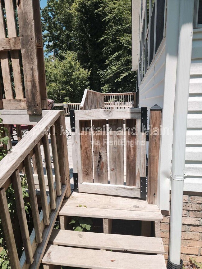 Building Photo - 488 Lake Hosea Dr