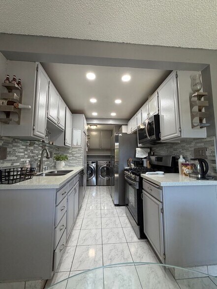 Building Photo - 906 S Mountain Ave
