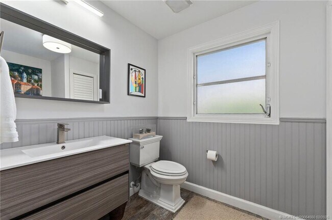 Building Photo - 530 S Manor Dr