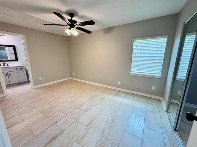 Building Photo - 10702 Deval Dr