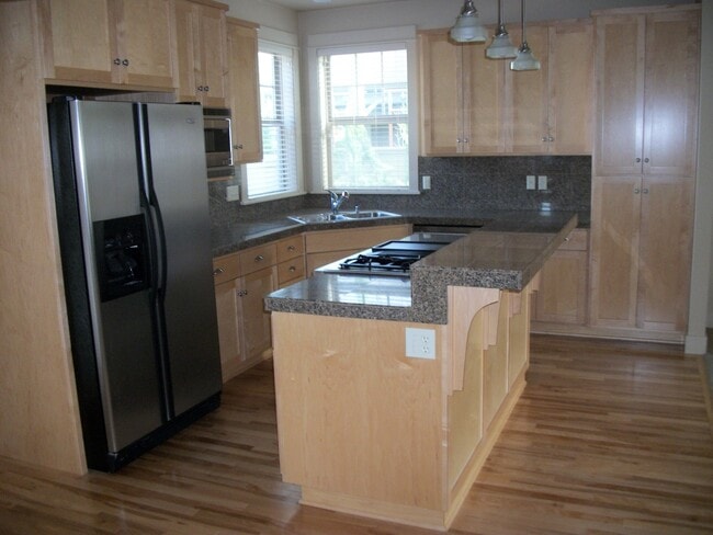 Building Photo - Luxury Living Near Valley River!