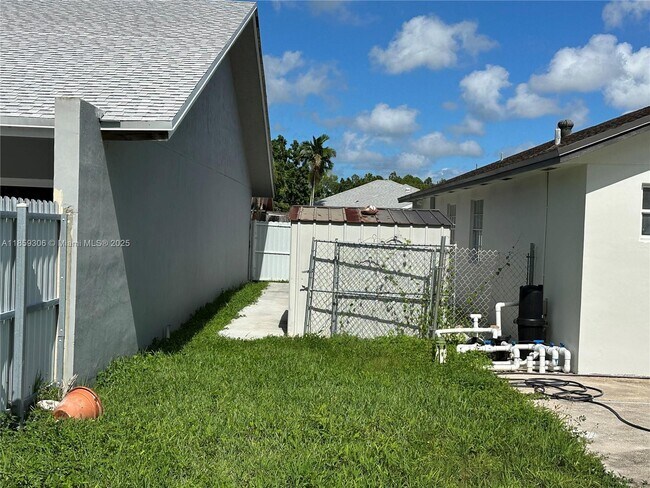 Building Photo - 17990 SW 135th Ave