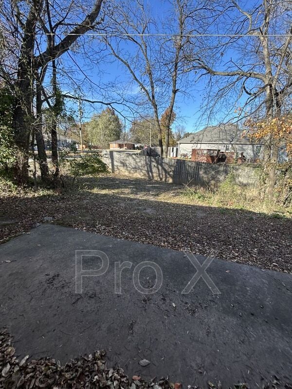 Building Photo - 1301 E 9th St