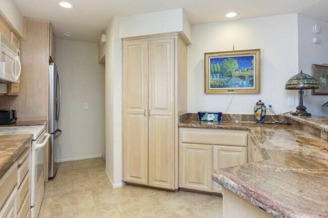 Building Photo - 2 bedroom in La Jolla CA 92037