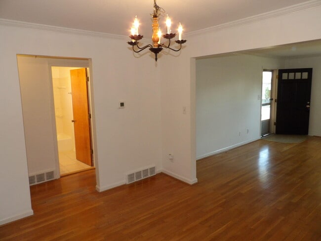 Building Photo - 837 Malabu Dr