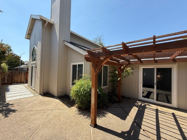 Building Photo - Updated 2 Bed + Loft / 2 Bath Home in Desi...