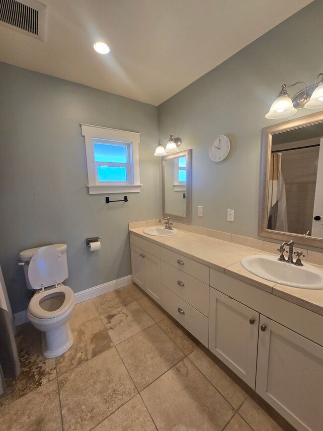 Building Photo - Spacious 5 Bedroom Home in Burlington - Available for Rent