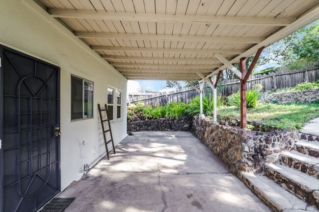 Building Photo - Available 2 Bedroom Home In Redwood Heights!