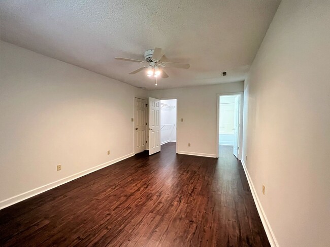 Building Photo - BEAUTIFUL 2 BEDROOM CONDO AVAILABLE IN FAR...
