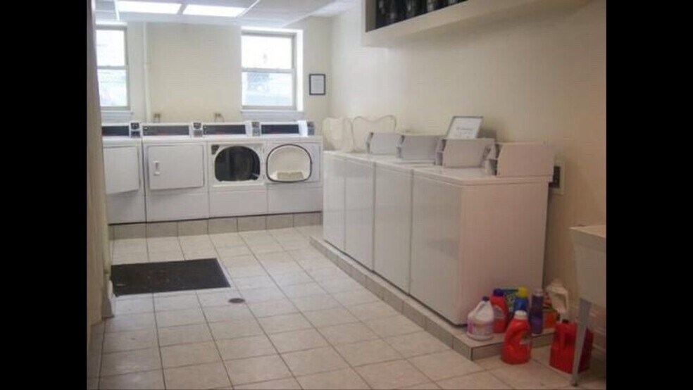 Building Photo - 1901 W Winona St