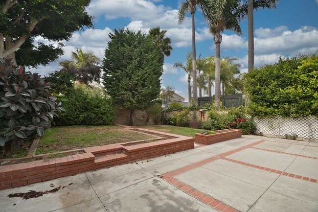 Building Photo - Spacious Four Bedroom Home in Manhattan Be...