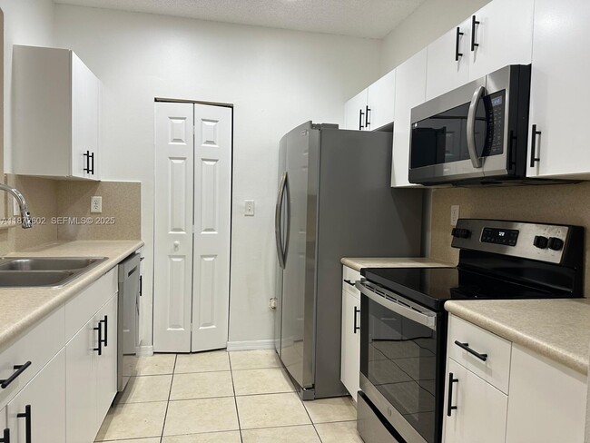 Building Photo - 955 NE 42nd Terrace