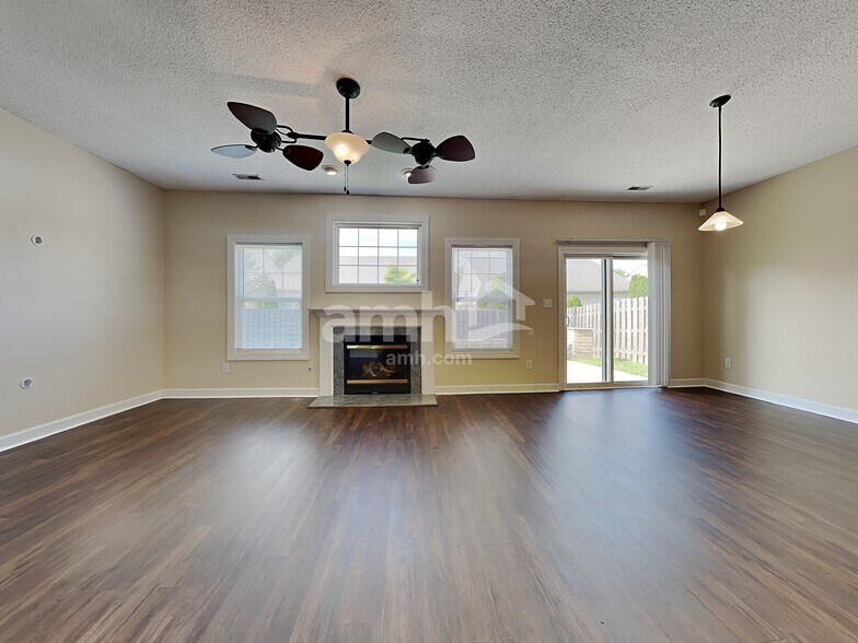 Building Photo - 10884 Roundtree Rd