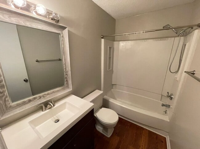 Building Photo - Quaint End Unit Two Bedroom Townhome in Cary