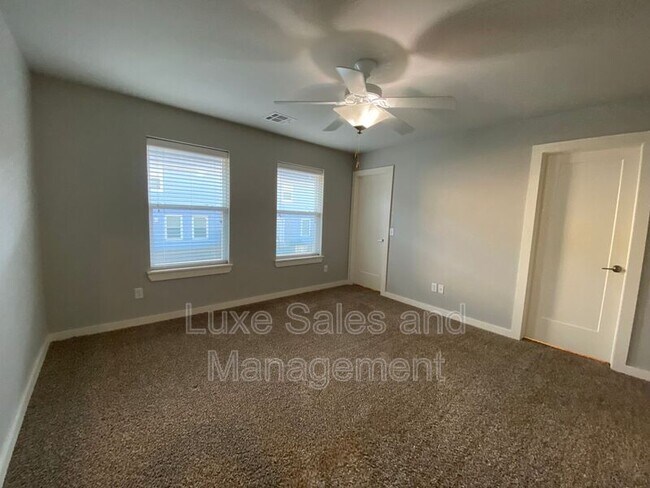 Building Photo - 17604 Sunny Hollow Rd