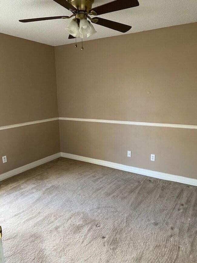 Building Photo - Lovely well cared for home on an extensive landscaped corner lot! Spacious family room with high ...