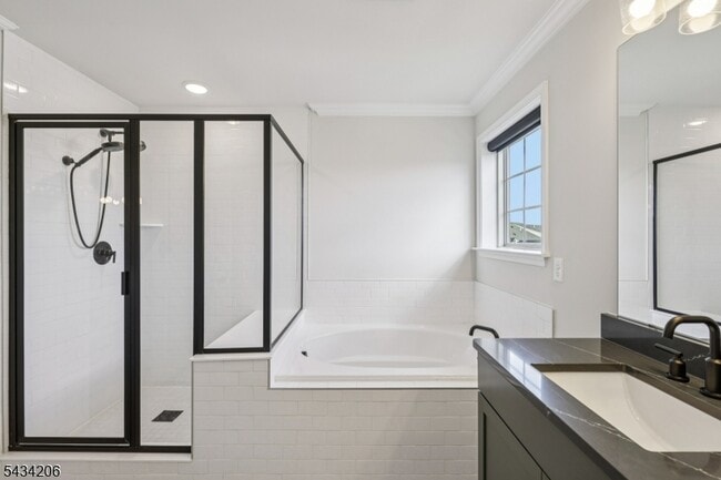 Building Photo - 21 Dahlia Dr