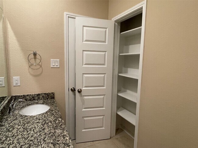 Building Photo - 10418 Quiet Courtyard Rd