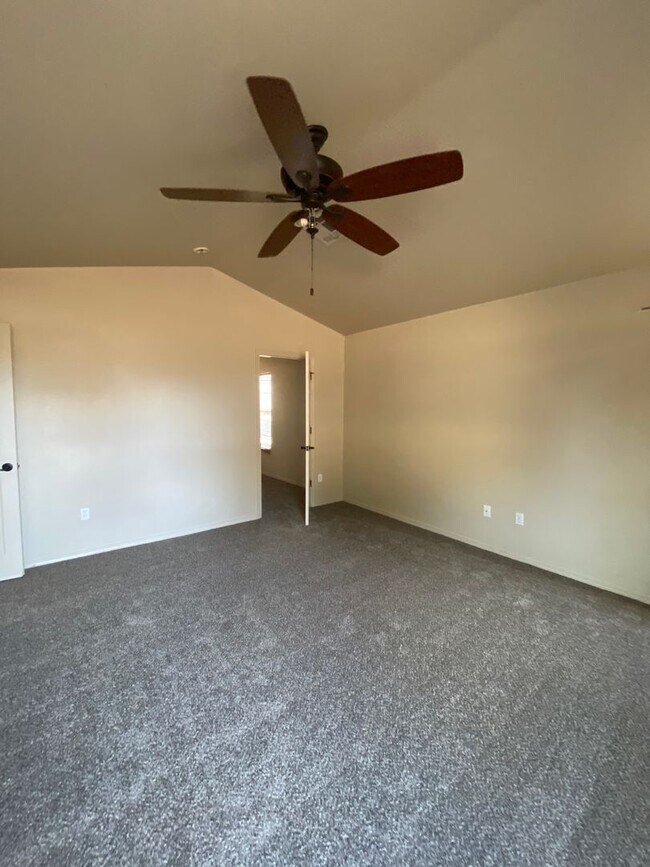 Building Photo - spacious 4 bedroom home in legends west