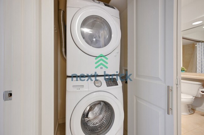 Building Photo - Beautiful 2BR + Den Condo with Garage Parking in Vibrant Downtown Kirkland